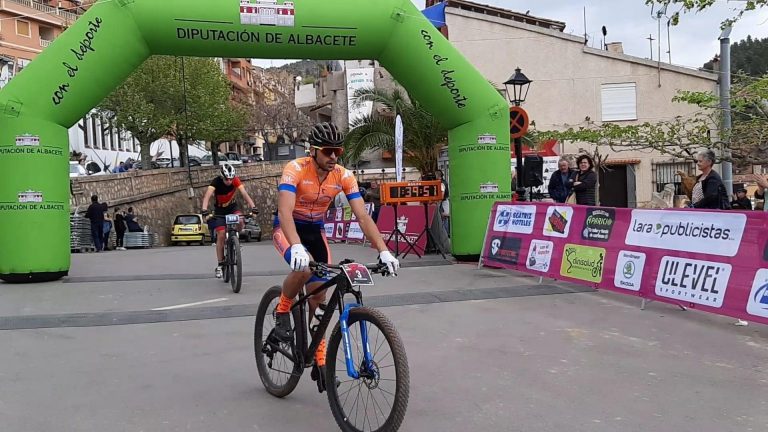 Alberto López se retira del Nacional de Mountain Bike que, tras una caída que le produjo una doble fractura en el dedo de un pie