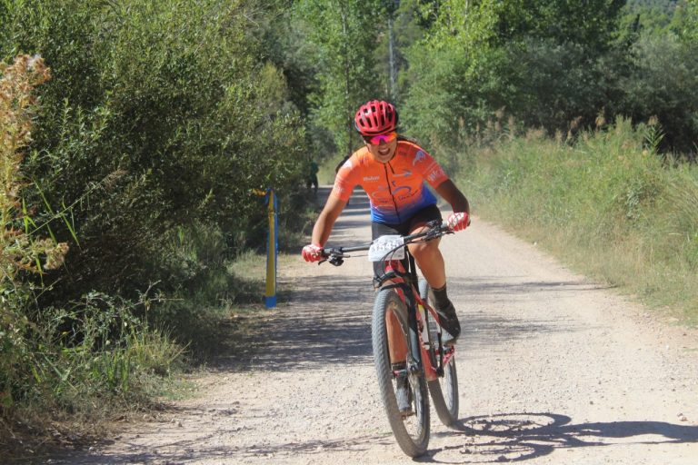 La hellinera Lucía Navarro gana en Villaverde de Guadalimar