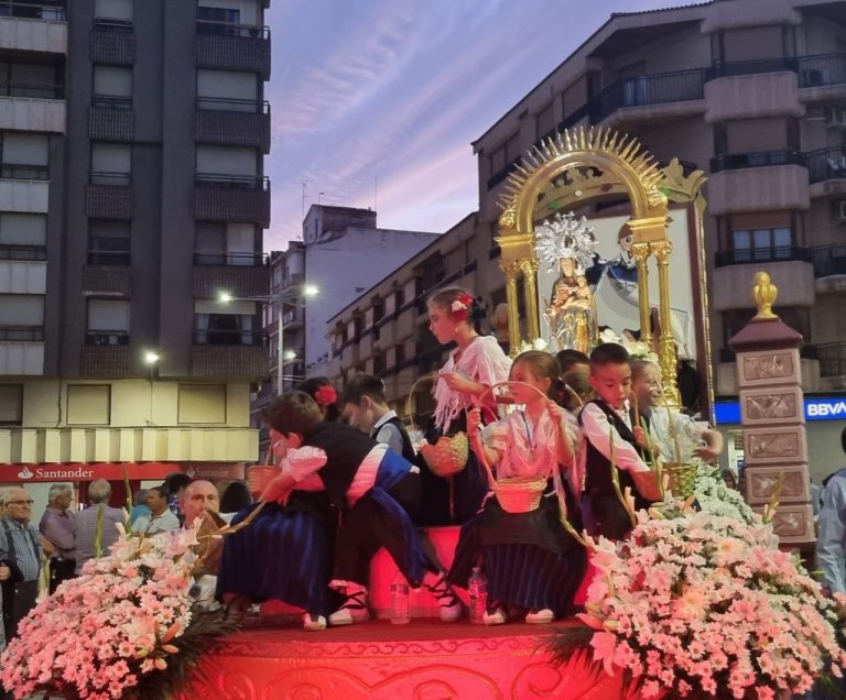 La Feria de Hellín sigue su apasionante carrera, sorteando a la lluvia, como obstáculo principal