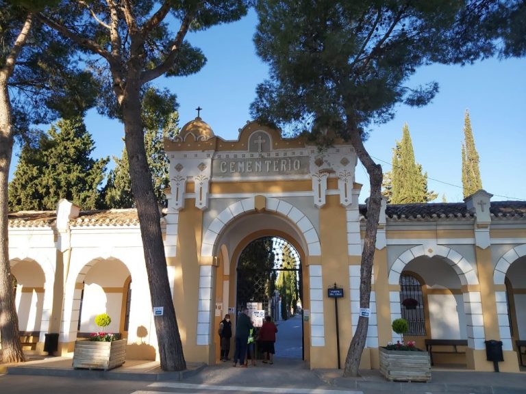 Horario especial y refuerzos en el Cementerio de Hellín por Todos los Santos