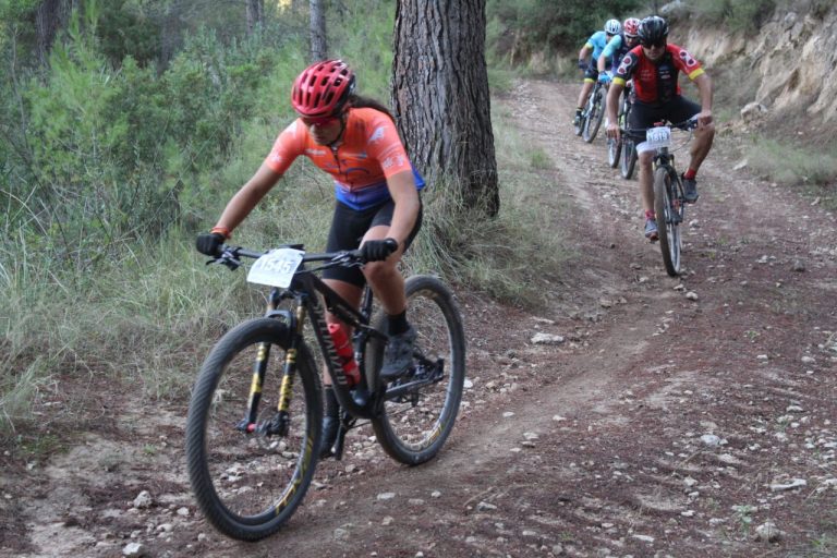 La hellinera Lucia Navarro, vencedora de la carrera de BTT de Elche de la Sierra