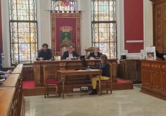 El Pleno del Ayuntamiento aprueba una moción contra la violencia de género, con el voto en contra de Vox