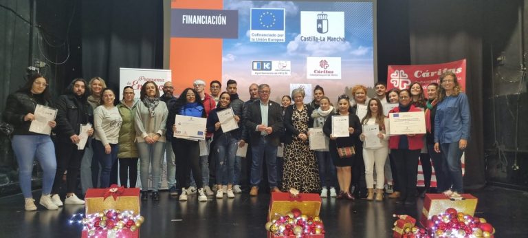 Entrega de diplomas a los participantes  del programa operativo de inclusión y economía social “Empleo”