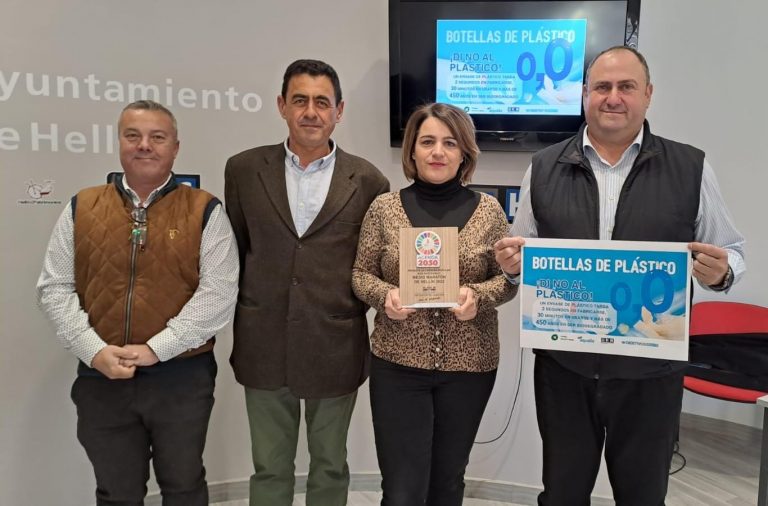 El Ayuntamiento, el Club Atletismo y Aqualia se unen para suprimir el consumo de botellines de agua en envases de plásticos