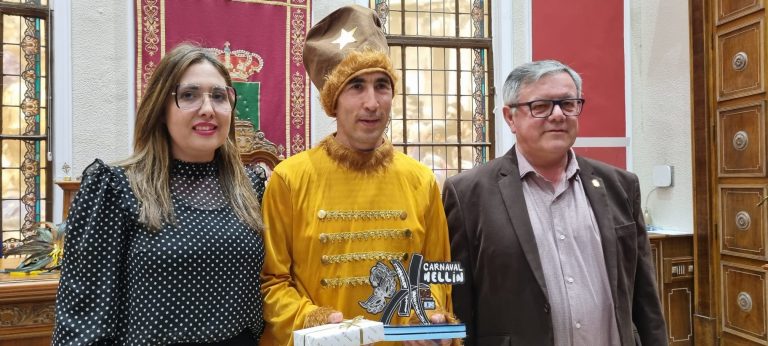 Morote siguió al pie de la letra el refran  “lo bueno, si es breve, dos veces bueno” a la hora de ofrecer a los hellineros el pregón de Carnaval