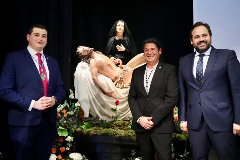 El presidente regional del Partido Popular, Paco Núñez, presente en el acto de presentación de carteles y revistas de la Semana Santa