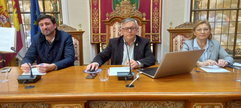Ramón García justifica, ante las críticas de Manuel Serena la liquidación del Presupuesto del año 2022