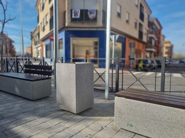 La Calle Mono luce totalmente renovada tras la actuación integral llevada a cabo con una inversión superior a los 300.000 €