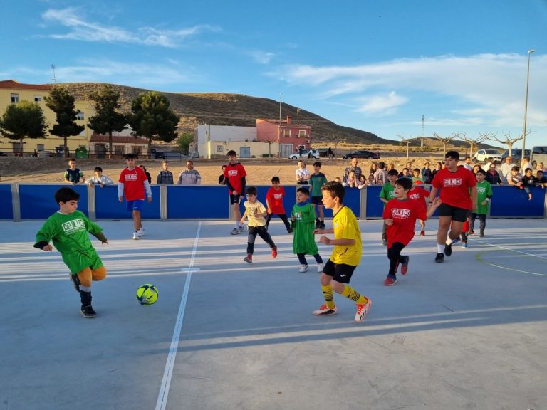 Los vecinos del Barrio de la Estación ya pueden disfrutar de un nuevo espacio para la práctica deportiva: Una pista multideporte en la que se han invertido 40.000€