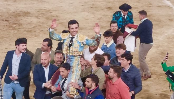 El torero hellinero Cristian Pérez corta tres orejas en la corrida de su alternativa