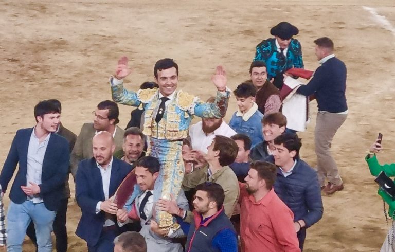 El torero hellinero Cristian Pérez corta tres orejas en la corrida de su alternativa