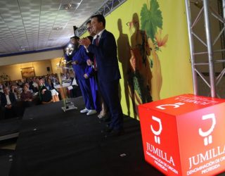 El consejero de Agricultura, Agua y Desarrollo, Martínez Arroyo, acudió a Jumilla a la entrega de premios de la D.0