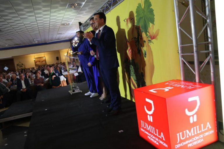 El consejero de Agricultura, Agua y Desarrollo, Martínez Arroyo, acudió a Jumilla a la entrega de premios de la D.0