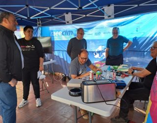 Un taller-furgoneta itinerante se instaló en los soportales del Recinto Ferial