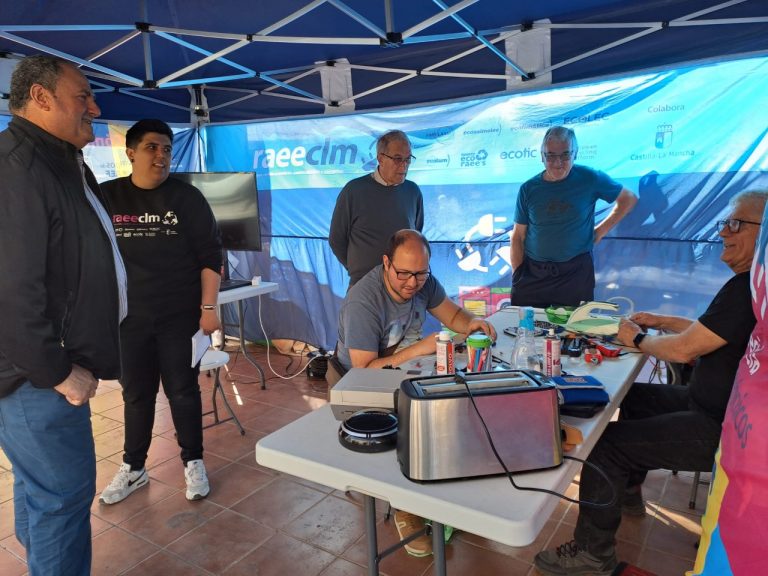 Un taller-furgoneta itinerante se instaló en los soportales del Recinto Ferial