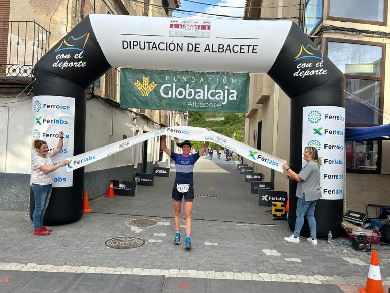 Los hermanos hellineros Tauste Galera, Francisco y Ana ganadores del Trail de Nerpio