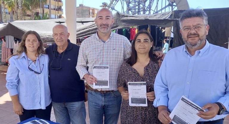 El Partido Popular instala una mesa informativa en el mercadillo municipal