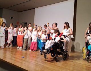 Los alumnos, familiares y maestros del CEE “Cruz de Mayo” ofrecieron un espectáculo lleno de movimiento, colorido y luminosidad