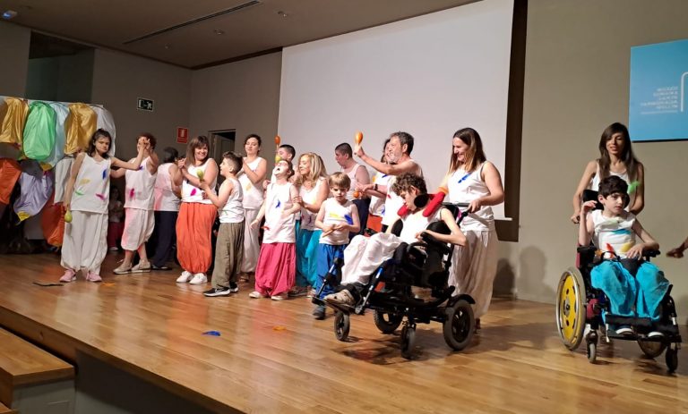 Los alumnos, familiares y maestros del CEE “Cruz de Mayo” ofrecieron un espectáculo lleno de movimiento, colorido y luminosidad
