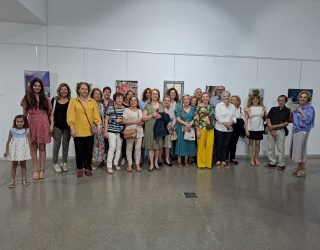 La Universidad Popular celebra con éxito la inauguración de la exposición final del taller de pintura 