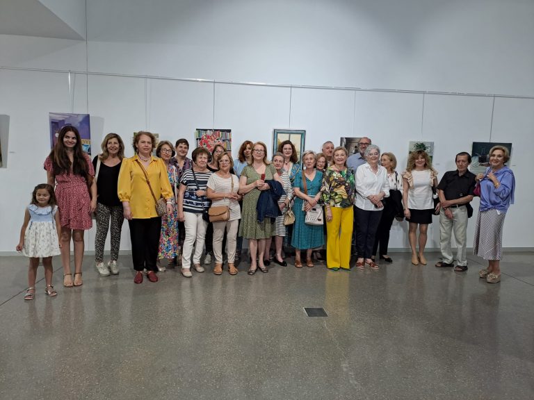 La Universidad Popular celebra con éxito la inauguración de la exposición final del taller de pintura 