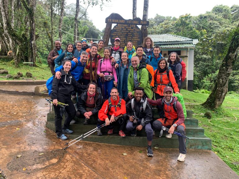 Dos endocrinólogas del SESCAM y un paciente con diabetes de Hellín alcanzan la cima del Kilimanjaro