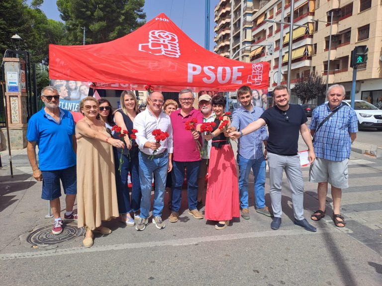 Emilio Sáez, número 1 del Congreso de los Diputados por Albacete, se dirigió a los hellineros en el mercadillo y solicitó su voto para el PSOE