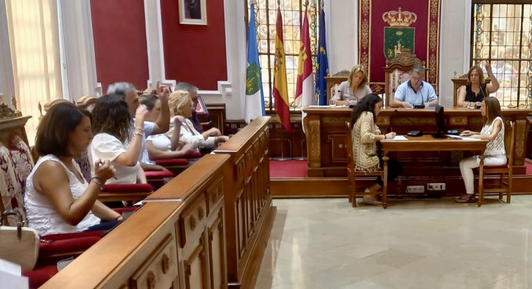 Se deja sobre la mesa la moción presentada por el GM de Vox para cambiar la denominación del Recinto Ferial