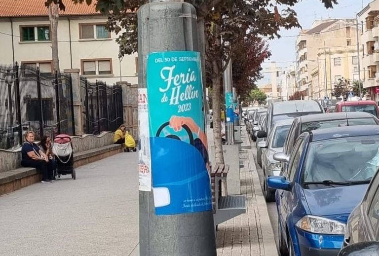 El Grupo Municipal del PSOE denuncia la colocación de carteles de la Feria en numerosas farolas de la ciudad