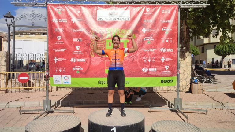 Lucía Navarro vence y Alberto López es segundo en BTT de Elche de la Sierra