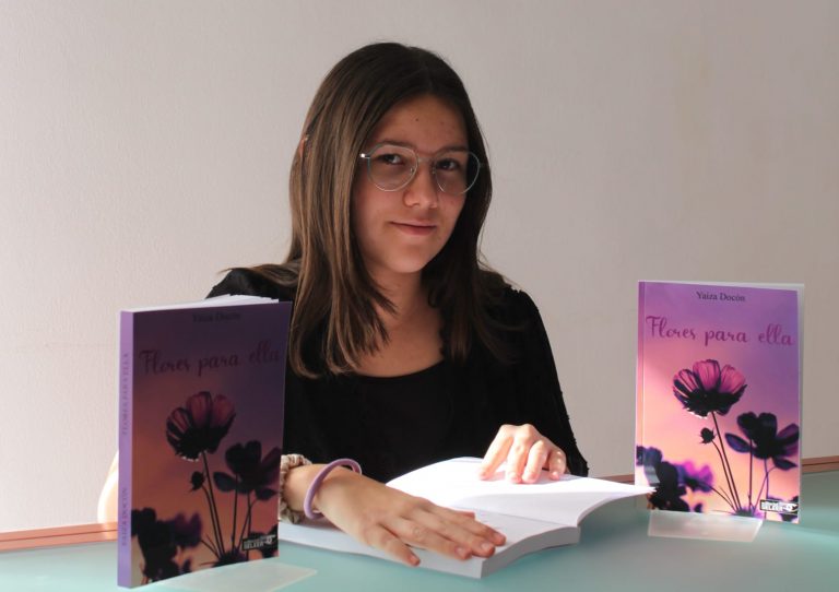 Éxito en la presentación de la novela de romance de la joven autora Yaiza Docon, nacida en Liétor