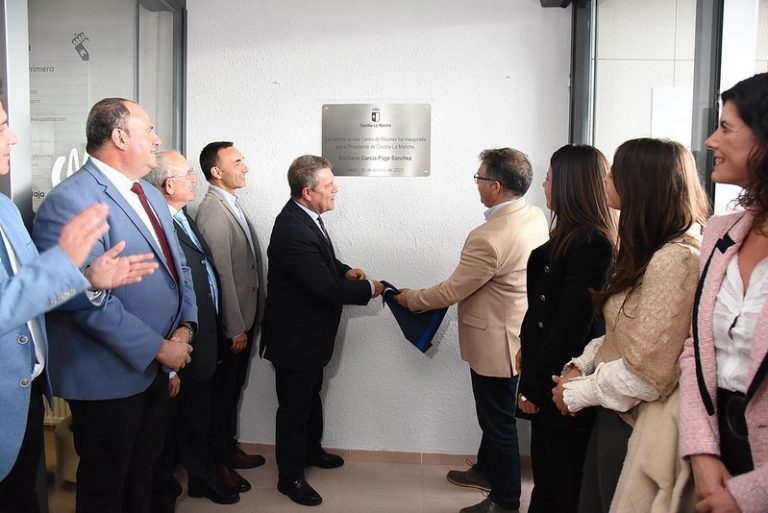 Emiliano García-Page inaugura las obras de restauración del Centro de Mayores de Hellín