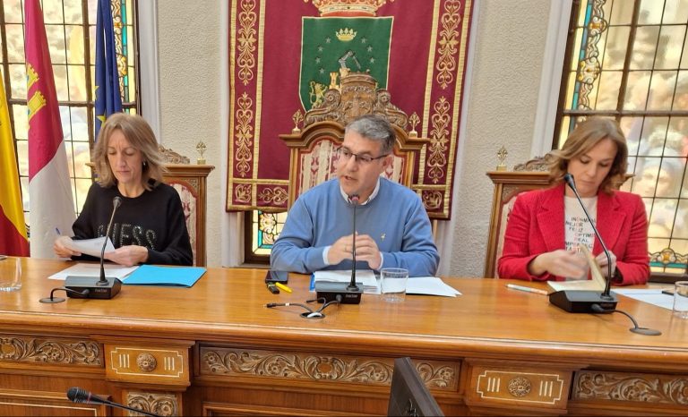 Grave enfrentamiento entre el Partido Popular y Vox en contra del PSOE en la sesión plenaria ordinaria del Ayuntamiento de Hellín