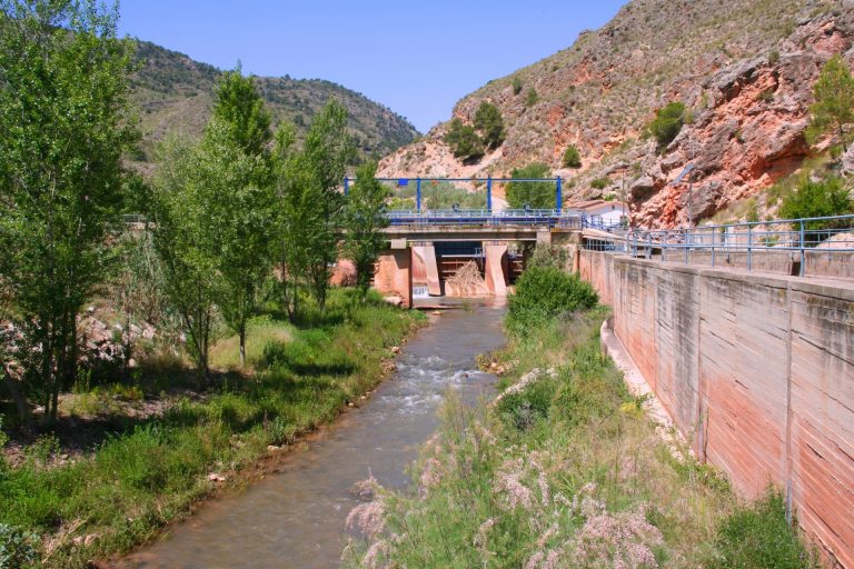 ¿De dónde viene el agua que bebemos en Hellín y a dónde va?