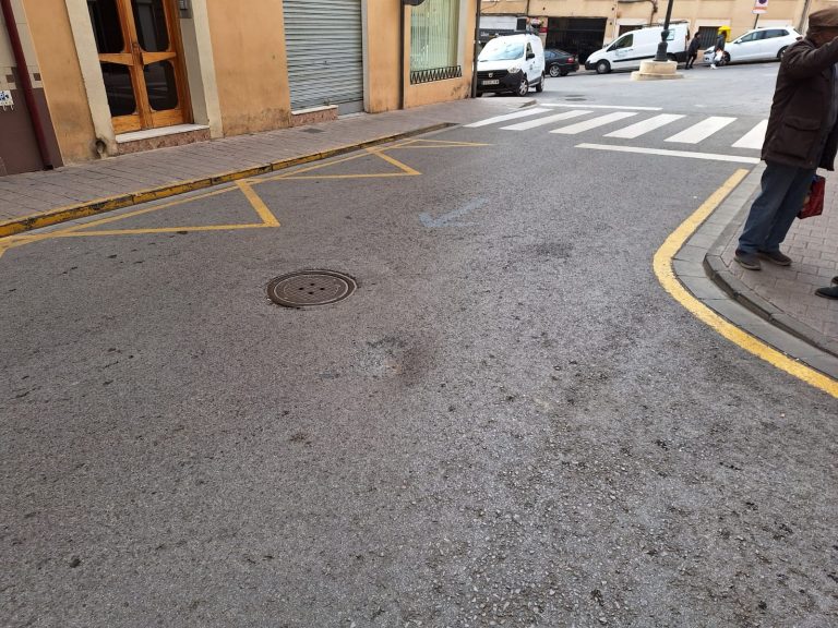 Imagen de un peligroso bache en el Rabal de Hellín