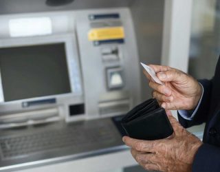 Detenido un empleado bancario por estafar 9.300 € duplicando cartillas de ahorro de personas mayores
