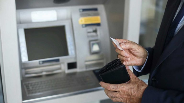 Detenido un empleado bancario por estafar 9.300 € duplicando cartillas de ahorro de personas mayores