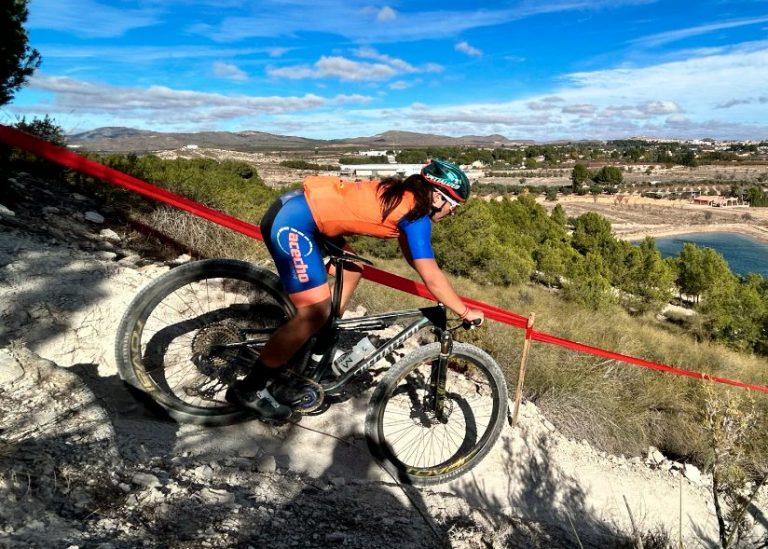 Los hellineros Lucía Navarro y Alberto López buscan la victoria en la BTT de Bonete