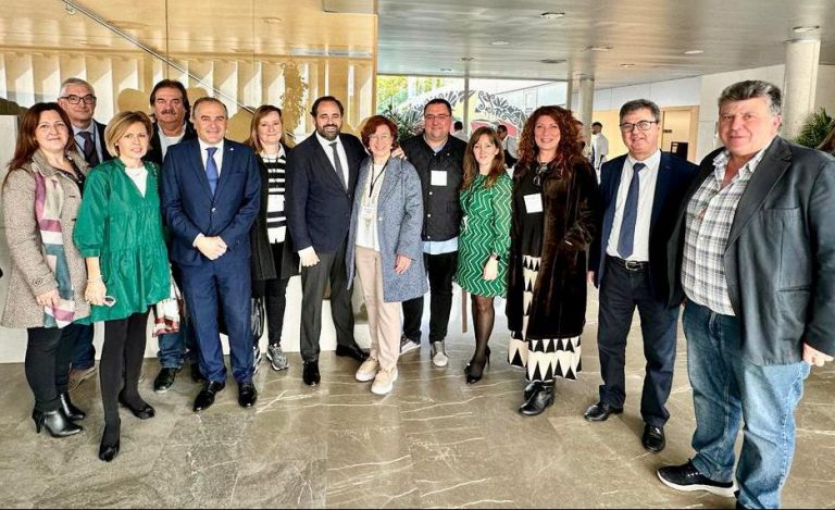 Manuela Garrido, alcaldesa de Tobarra, y José Pajares, alcalde de Villapalacios, en los órganos de gobierno de la Federación de Municipios de CLM