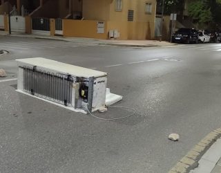 Obstrucción en una calle de Hellín con frigoríficos y piedras