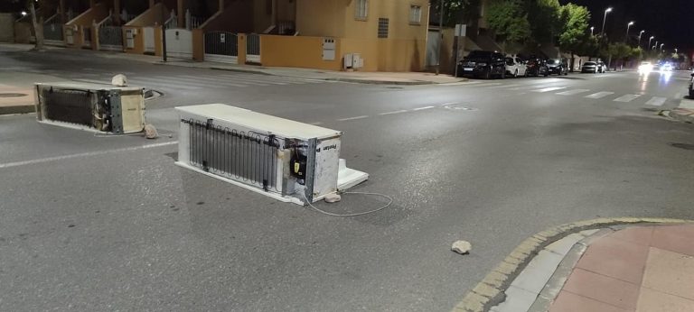 Obstrucción en una calle de Hellín con frigoríficos y piedras