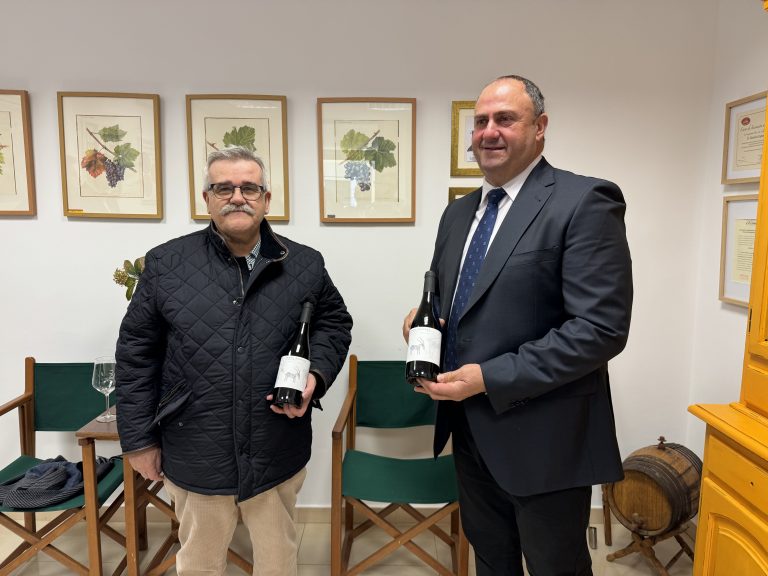 El consejero de Agricultura, Julián Martínez Lizán visita la bodega Ramón Izquierdo