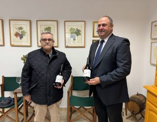 El consejero de Agricultura, Julián Martínez Lizán visita la bodega Ramón Izquierdo