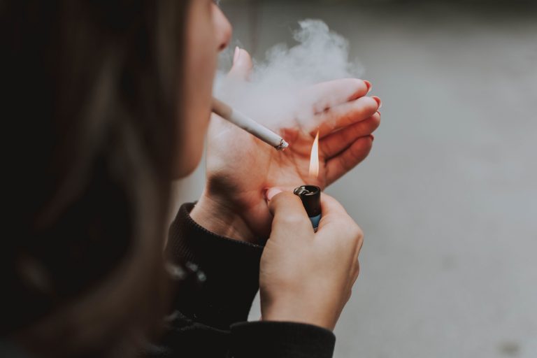 La prohibición de fumar en terrazas y limitar los ‘vaper’, cada vez más cerca