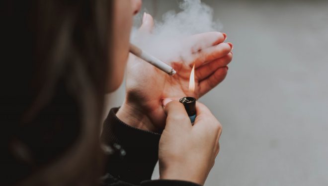 La prohibición de fumar en terrazas y limitar los ‘vaper’, cada vez más cerca