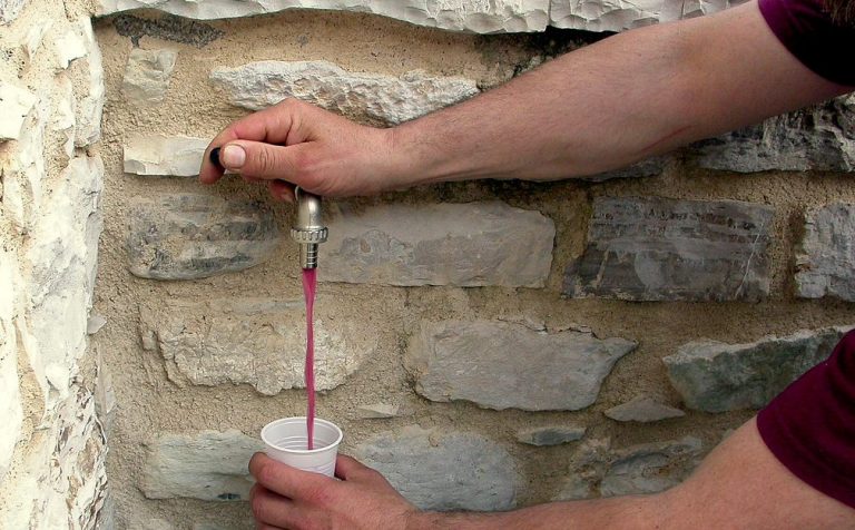 Grifos de vino gratis en la Semana Santa de Hellín 2024