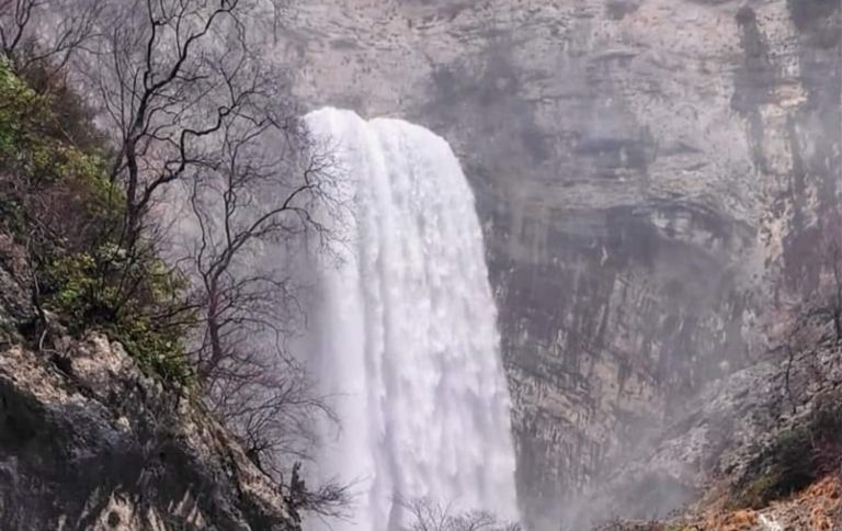 Espectacular reventón en los Chorros del Río Mundo en Riópar