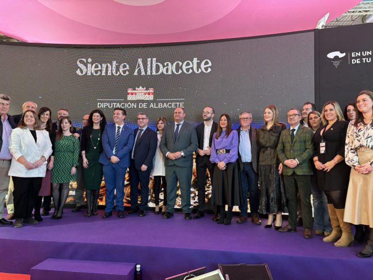 Julián Martínez anuncia en FITUR el impulso de fiestas emblemáticas como la Semana Santa de Hellín