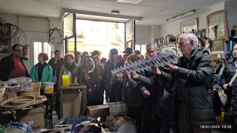 Visita a “Tambores ROMÁN – El Casón” por grupo de la tercera edad de Granada, organizado por INSERSO