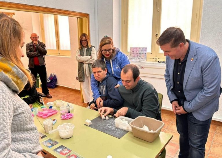 Santiago Cabañero, anunció un apoyo adicional de 10.000 euros a la Asociación Desarrollo